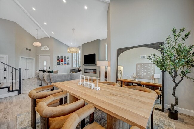 Building Photo - 4 Bedroom Contemporary Furnished-Renovated...