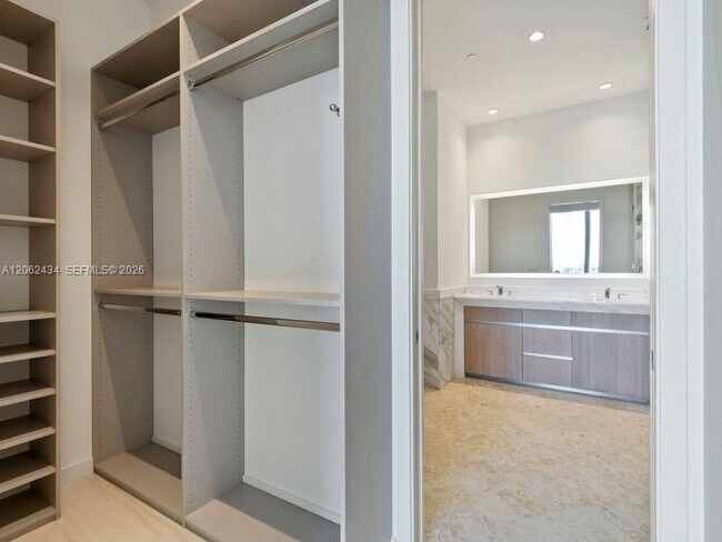 Building Photo - 2811 S Bayshore Dr