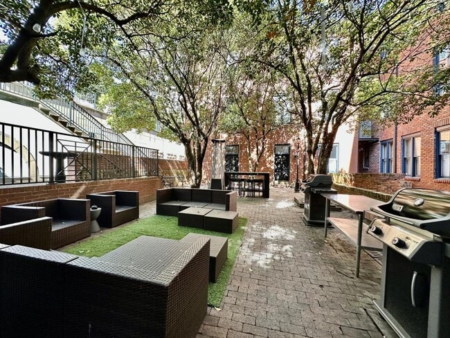 Building Photo - 229 N Poplar St