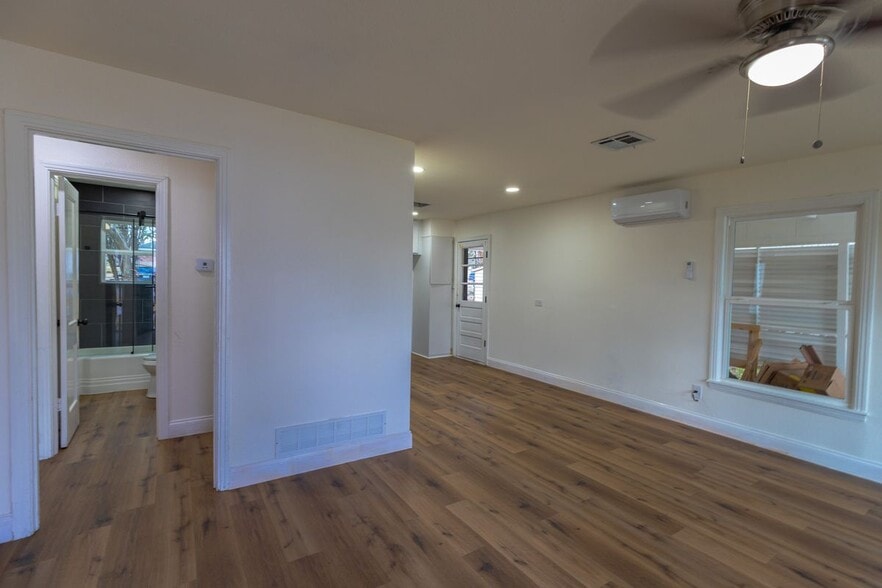 Building Photo - 1105 Spring Branch St