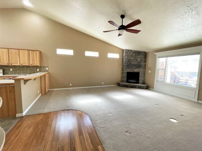 Building Photo - Beautiful 2 bed 2 bath home in the Woodbridge Subdivision.