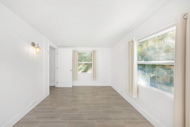 Building Photo - P200 - #7A Holiday Inn