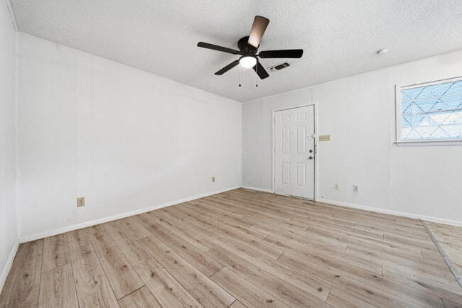 Building Photo - 204 W Lampasas St