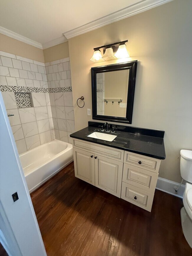 Building Photo - Bungalow in Charlotte with 2 bedrooms, 2 baths