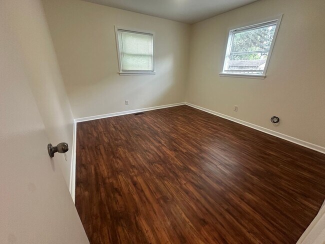 Building Photo - Charming Downtown Gem with Walkable Location Near Soda Pop District - Pet Friendly!