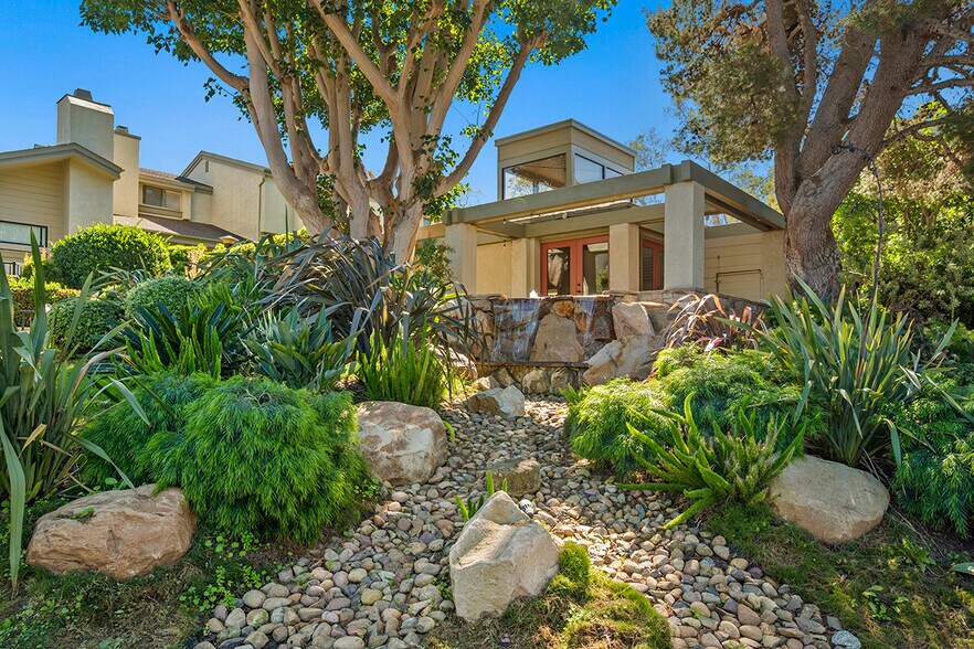 Building Photo - 3216 Caminito Eastbluff