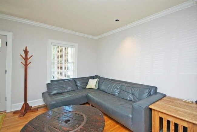 Building Photo - 412 Hilldale Dr