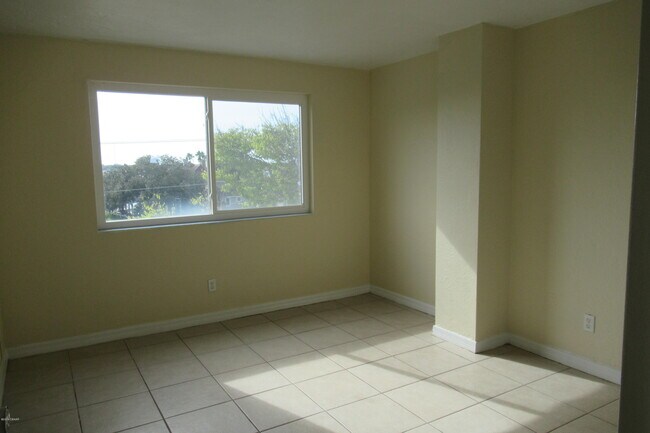 Building Photo - 732 N Halifax Ave