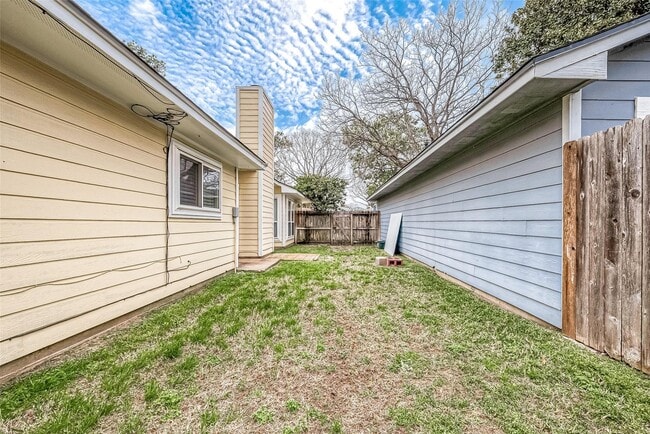 Building Photo - 9247 Autumnsong Dr