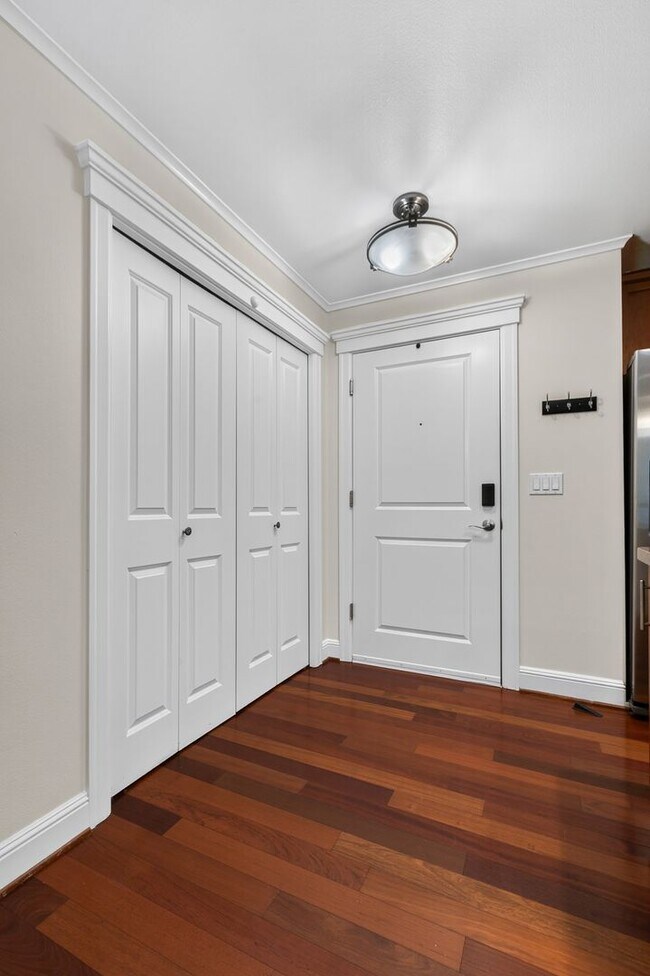 Building Photo - 2Bd/1Ba Seattle Condo