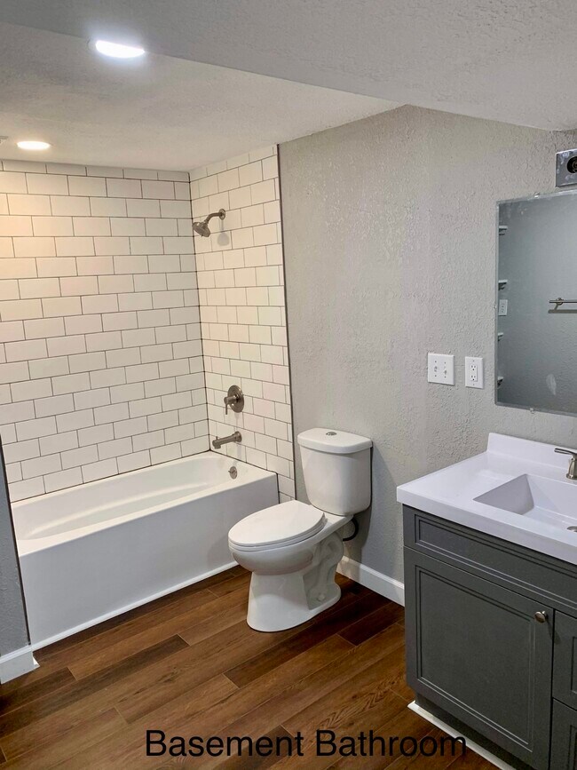 Building Photo - 2116 E Regency Plz