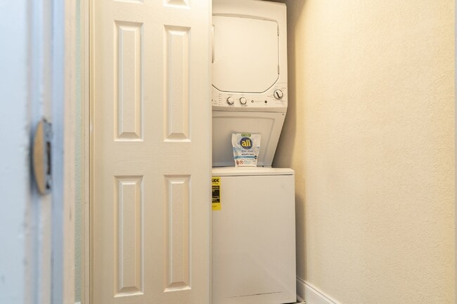 Building Photo - BEAUTIFUL UNIT JUST 5 MINUTE WALK TO DOWNTOWN