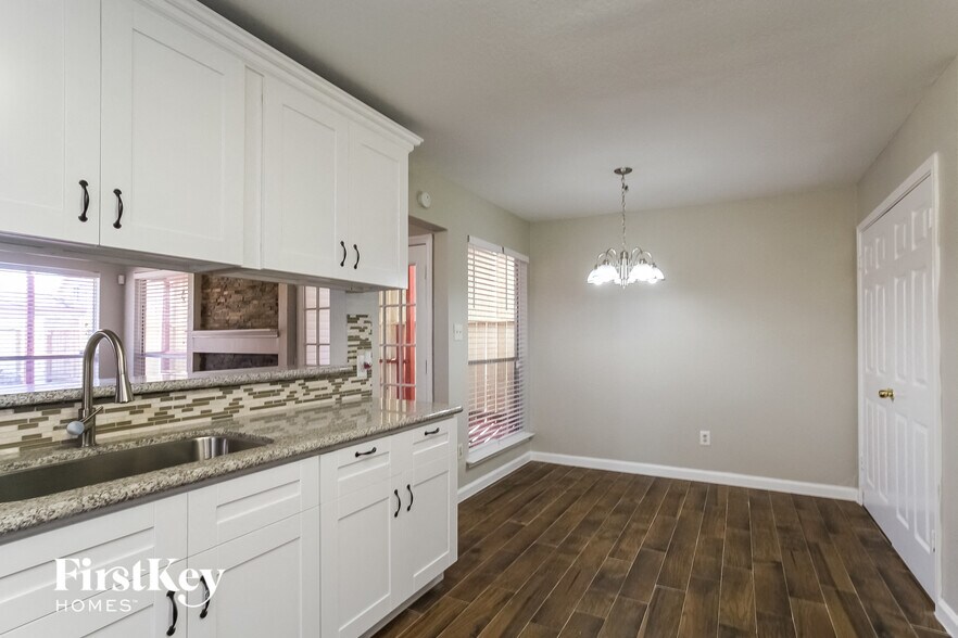 Building Photo - 800 Charles Pl