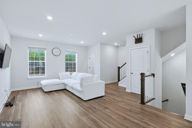 Building Photo - 369 Soft Rush Ln