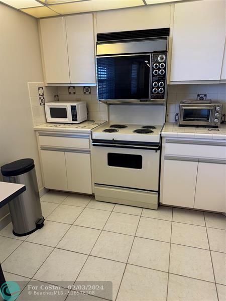 Building Photo - 3499 Oaks Way