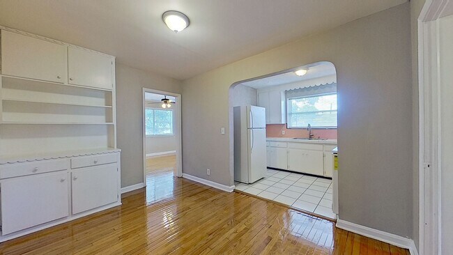 Building Photo - 828 Acosta St
