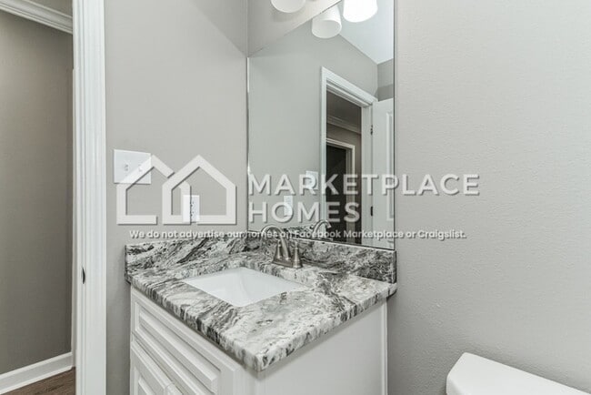 Building Photo - 823 W 20th St