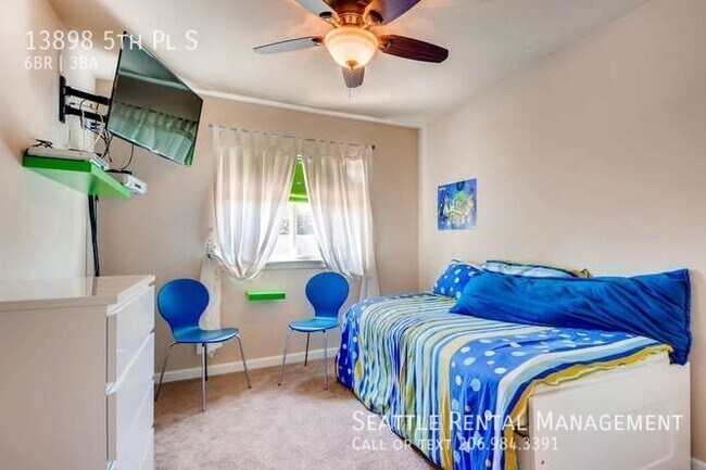 Building Photo - Burien - Rare 6 Bedroom Home Hidden Betwee...