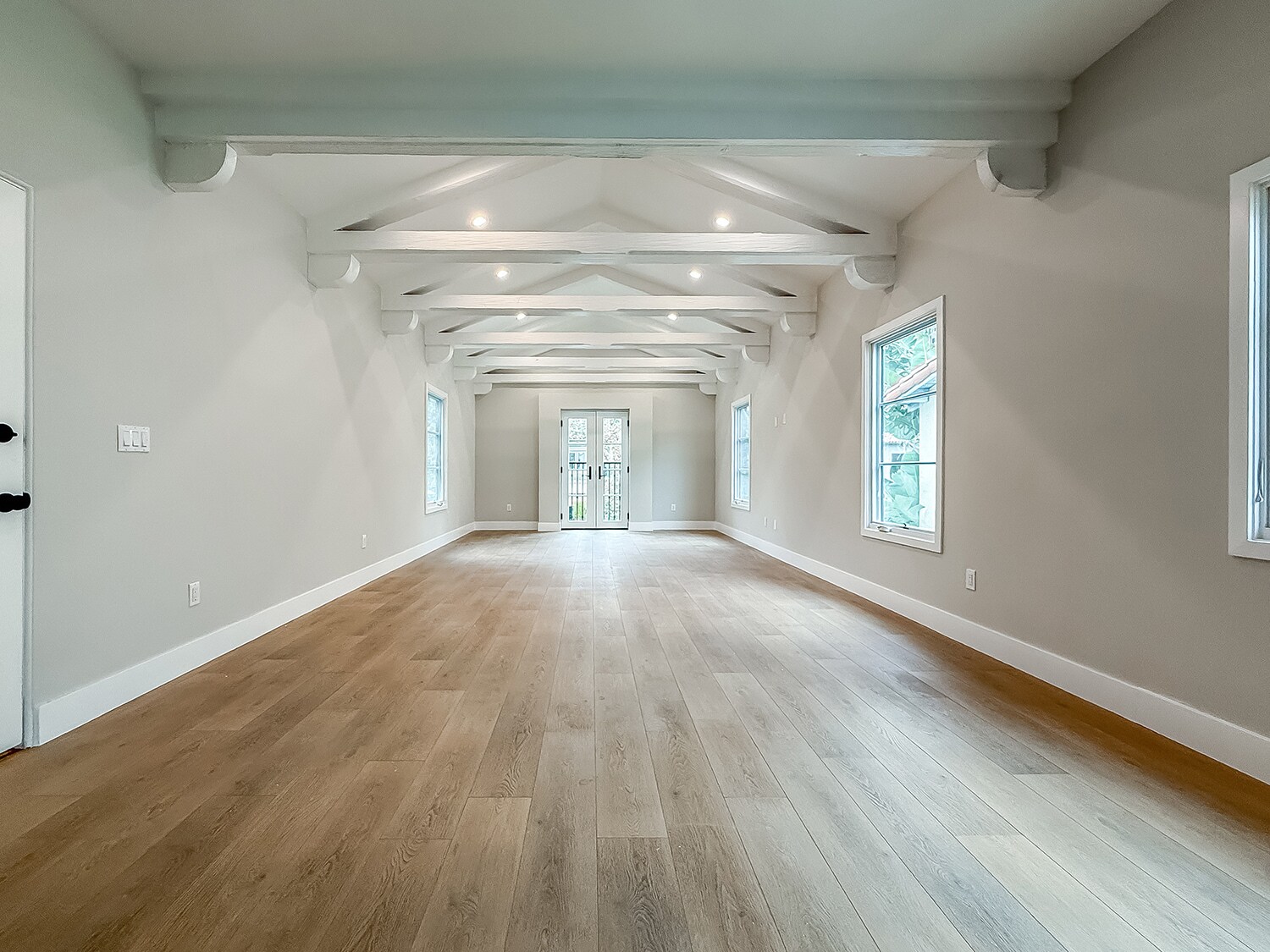 Building Photo - 150 N Arnaz Dr