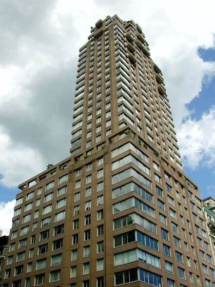 Building Photo - 101 W 79th St