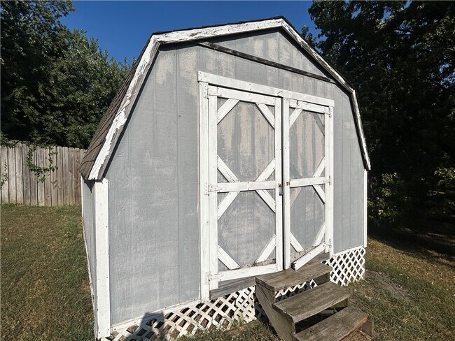 Building Photo - 2905 Falcon Rd