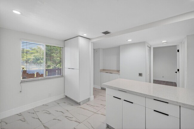 Building Photo - 14375 Strathmore Ln