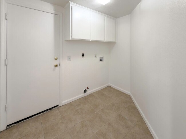 Building Photo - 4 BEDROOM / 3 CAR GARAGE MURRIETA HOME FOR...