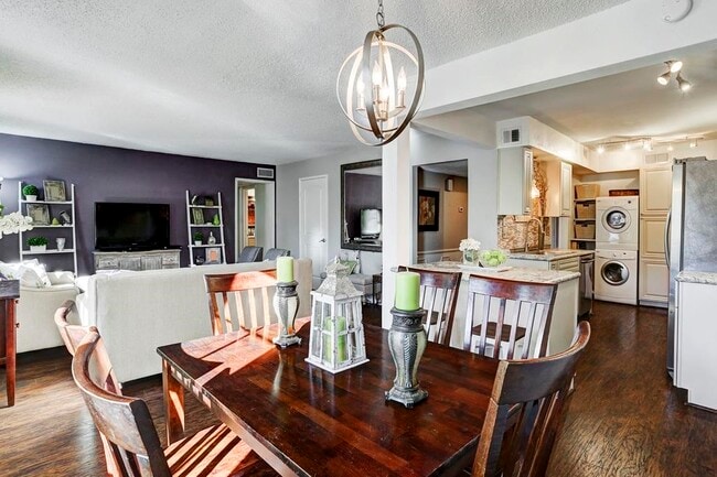 Building Photo - 351 N Post Oak Ln