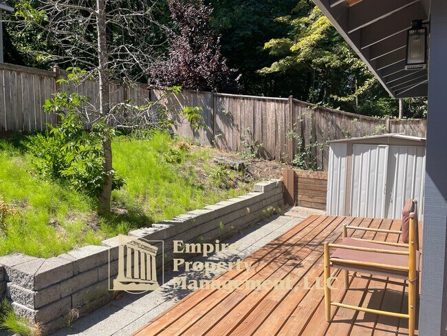Building Photo - 2022 Floral Hill Dr