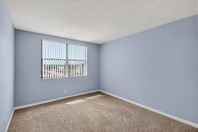 Building Photo - 724 Executive Center Dr