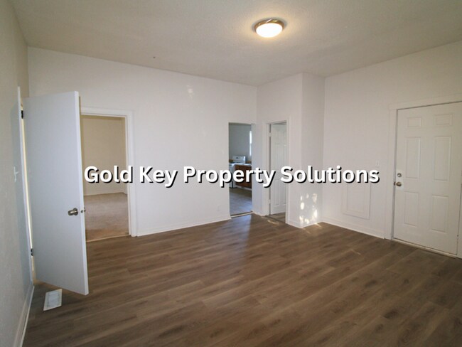 Building Photo - Updated 2 BR 1 BA House with Huge Kitchen and Garage (SECTION 8 APPROVED)