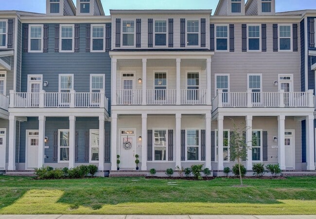 Building Photo - 3-Bedroom Townhome w/Attached Garage! Avai...
