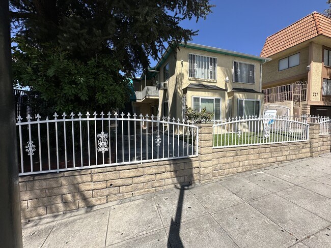 Building Photo - 223 E Burbank Blvd