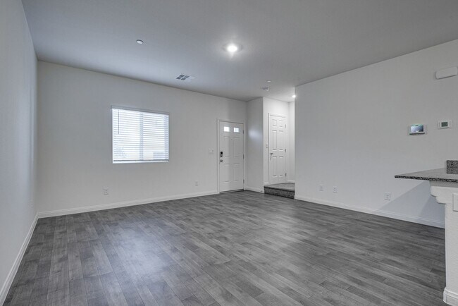 Building Photo - Like-new home with modern finishes and ope...