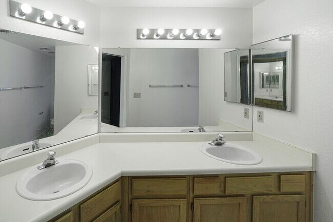 Building Photo - Stylish & Bright 3-Bed Oasis with Desert B...