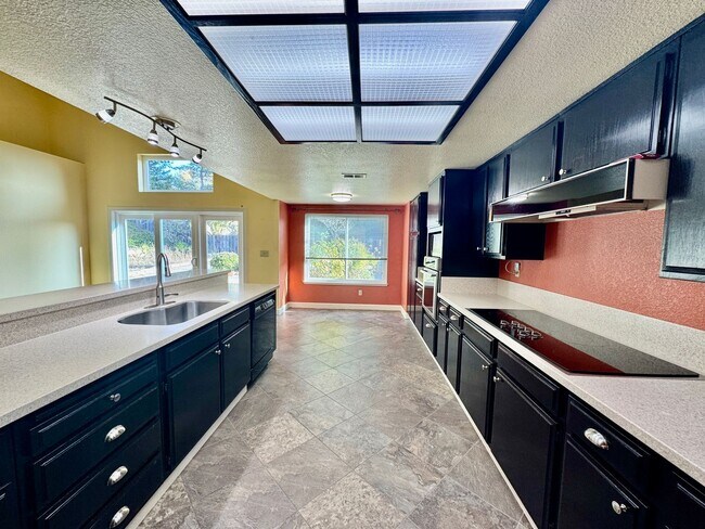 Building Photo - Spacious 4 Bed/2Ba Home in Richmond with Large Backyard!