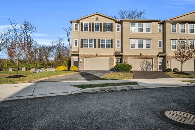 Building Photo - 4 Bedroom Townhome