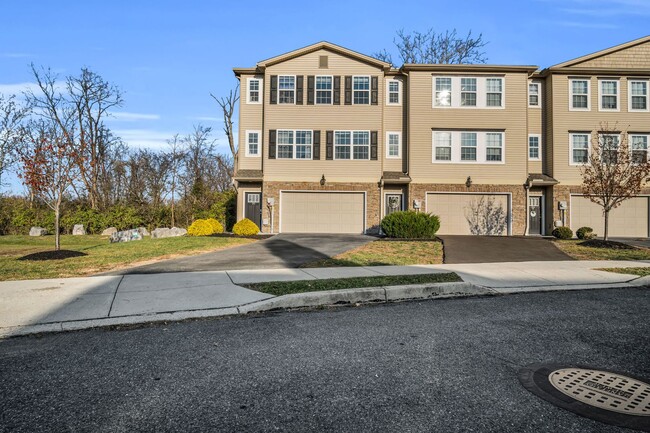 Building Photo - Luxury 4/BR townhome in Carlisle