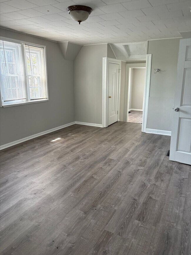 Building Photo - Butler Beauty on the Knoll!  6BR/3BA ready to go for next school year.