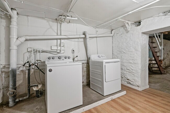 Building Photo - 198 Oneida St