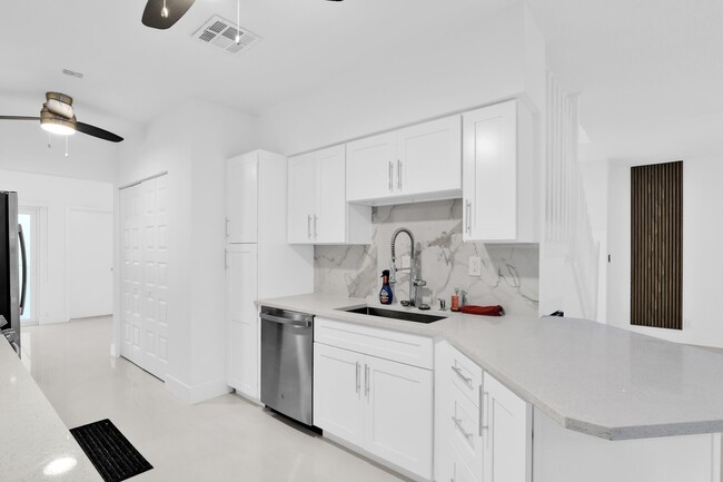 Building Photo - 8608 Vía Giula