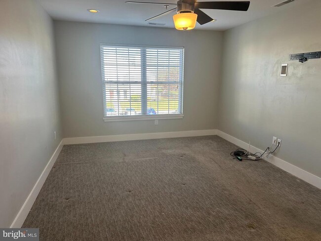 Building Photo - 9 Wagon Wheel Rd