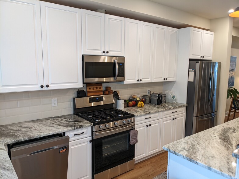 Gas Stove / Custom Cabinets - 225 W Pastorius St