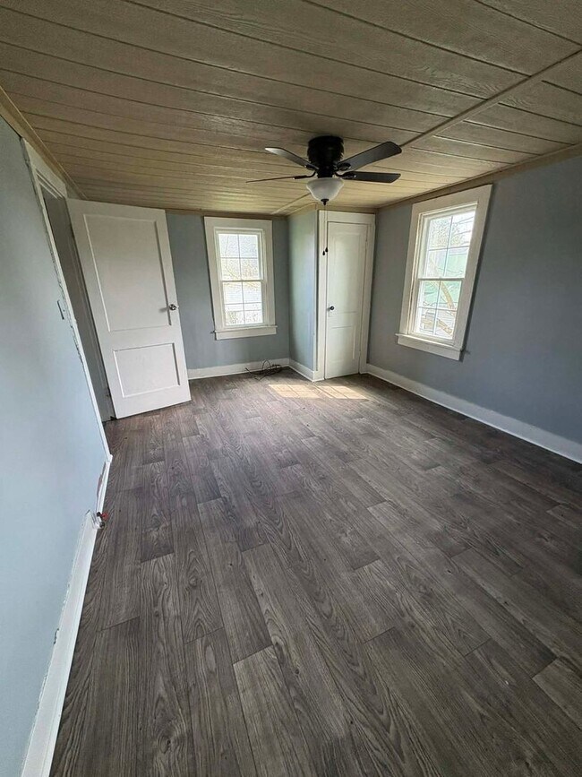 Building Photo - 205 - 205A