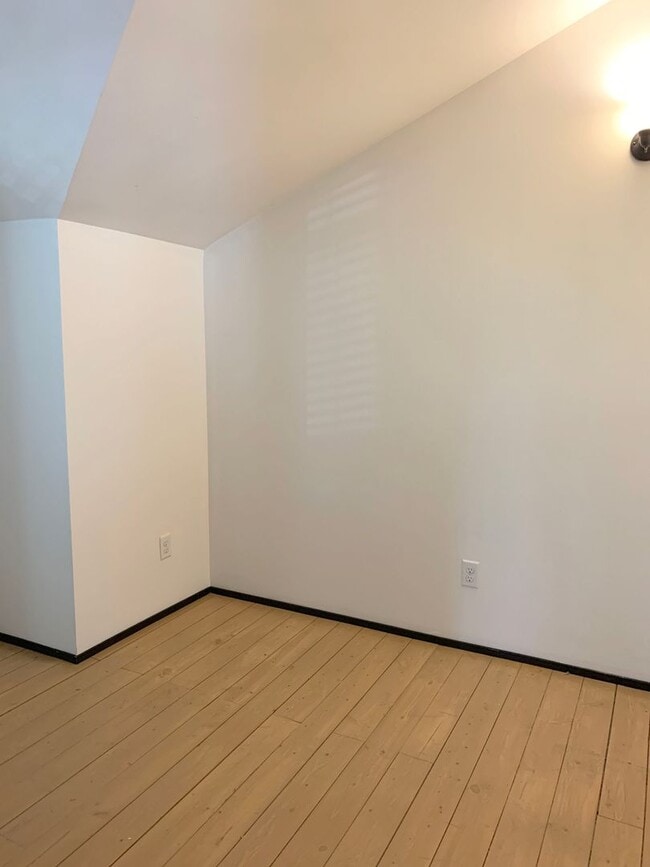 Building Photo - 318-320 W Myrtle