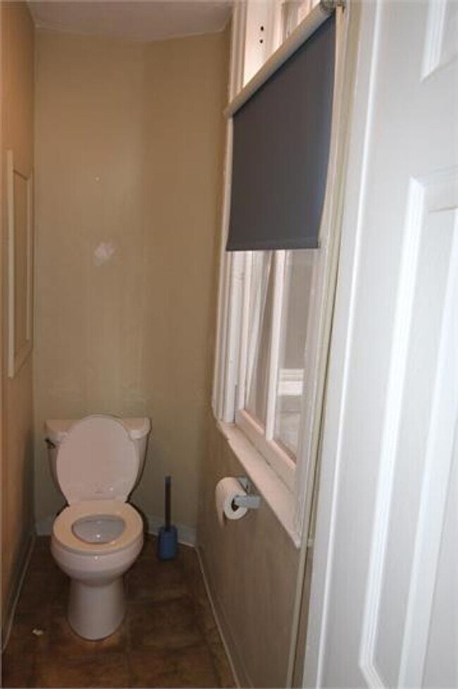 Building Photo - Beautiful Townhome on Quiet Street in the ...