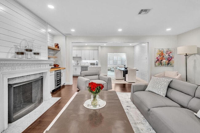 Building Photo - 746 NE 16th Terrace