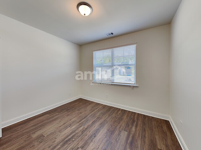 Building Photo - 7060 Creeksong Dr