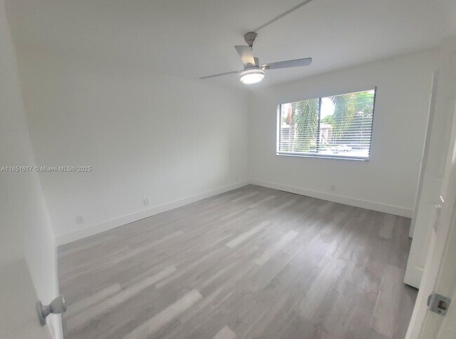Building Photo - 428 Lakeview Dr