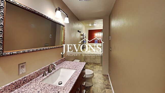 Building Photo - Charming 3-bedroom home with fenced backya...